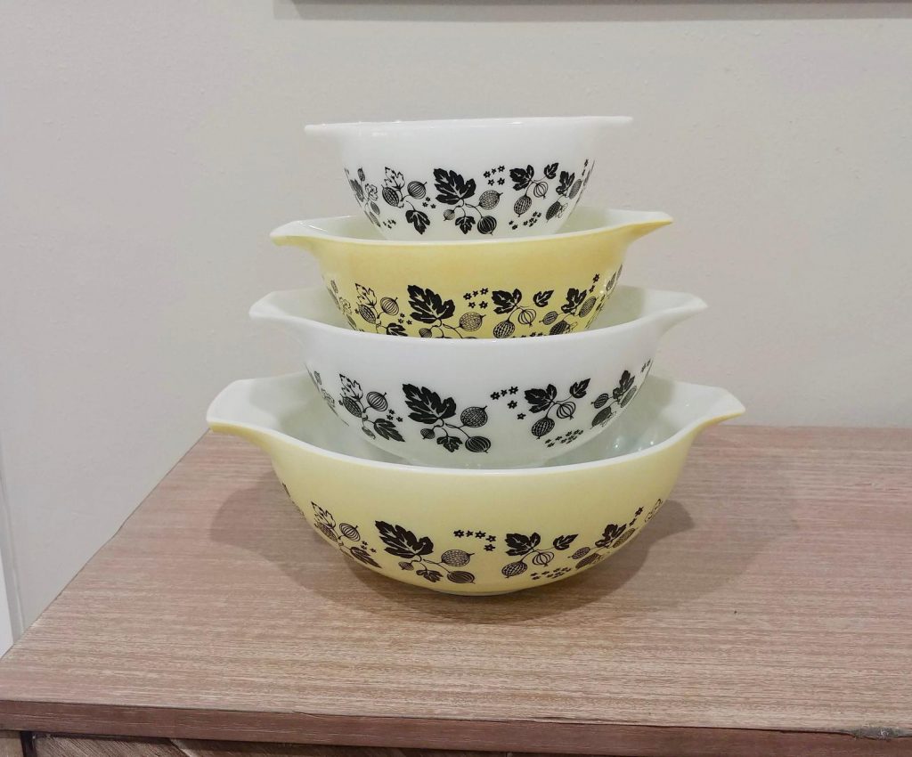 http://www.vintageinn.ca/wp-content/uploads/2019/08/1950s-Yellow-Gooseberry-mixing-bowls-yellow-Pyrex-nesting-bowls-1024x850.jpg