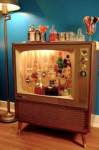 Cool Home Craft Idea: Vintage TV being used as a Vintage Bar