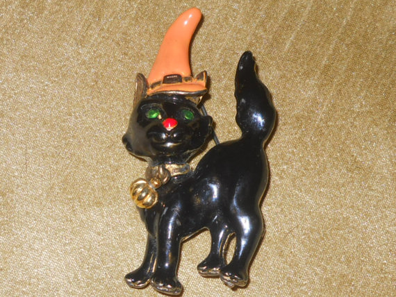 1950s vintage halloween brooch of a black cat with a witches hat. 