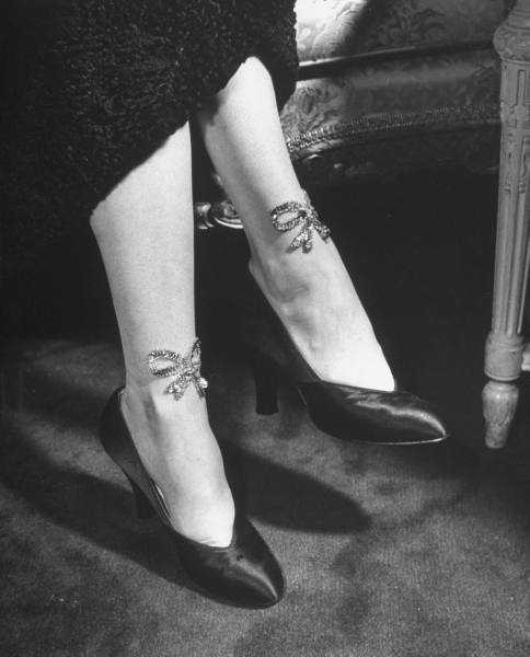 1940s Fashion: Sequined stockings with bowknots 1949