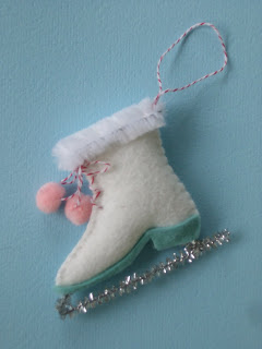 Christmas Craft: felt skate ornament for a Christmas Garland. 