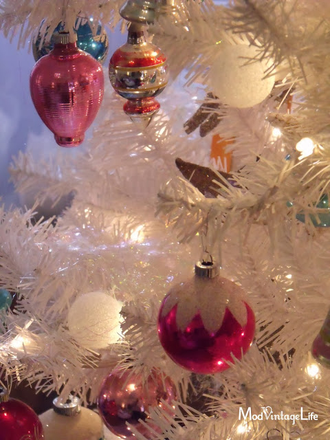 Christmas Craft: Bottlebrush Tree Craft idea PLUS Snowfall Garland & Snowball Lights