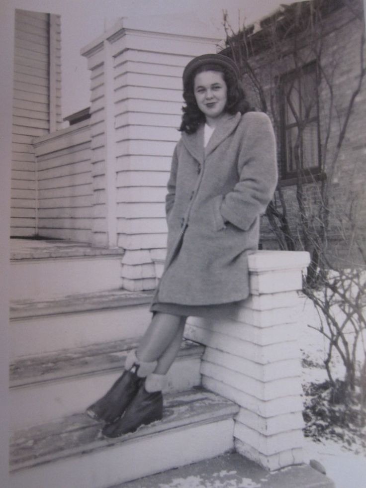 1940s womans winter fashion style-1940s Vintage Photo. 