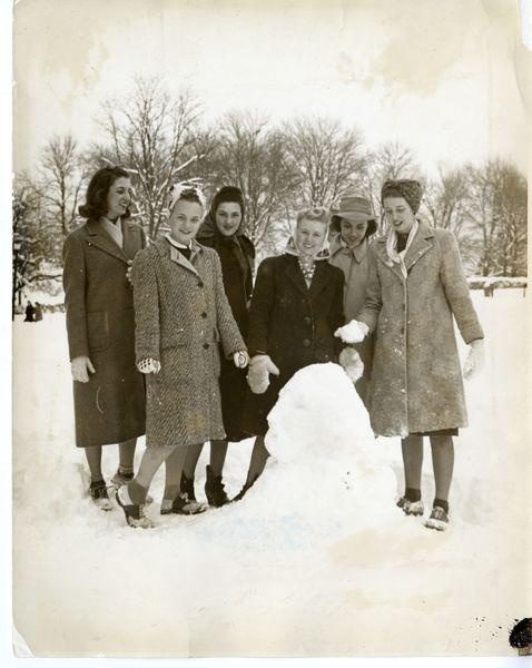 1940s women in the snow, vintage image. Super 1940s women's winter fashion inspiration. 