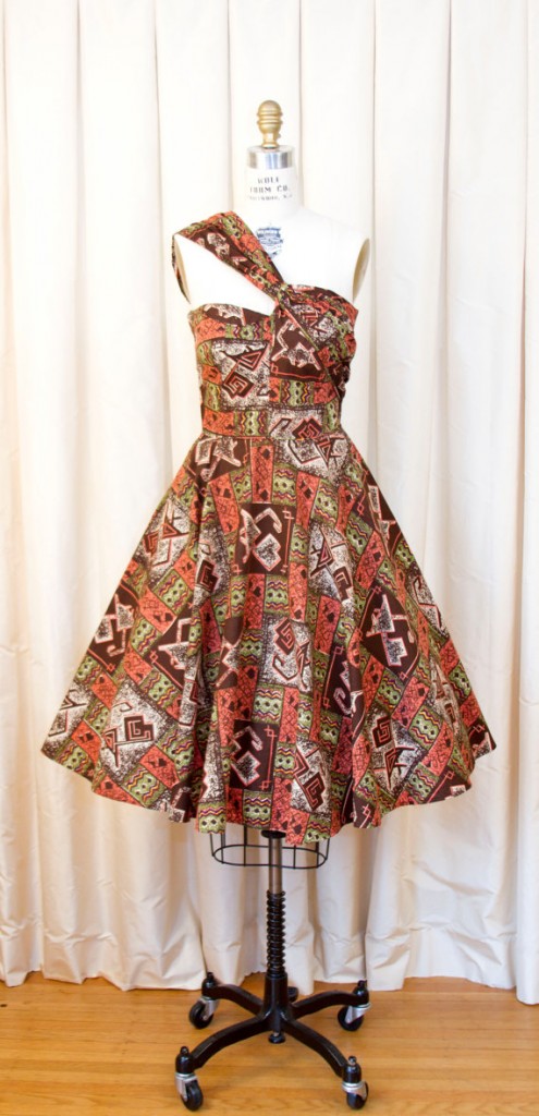 1950s Fashioin: 1950s Dress // Novelty Tiki Cat Print Full Skirt Dress 