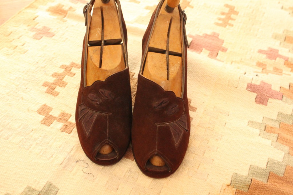 1940s Fashion: Vintage 1940s Shoes /// Chocolate Suede Peep Toes