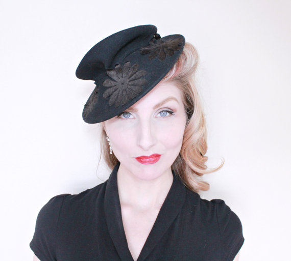 1930s vintage hat - 1930's black tilt hat with flower motif. 