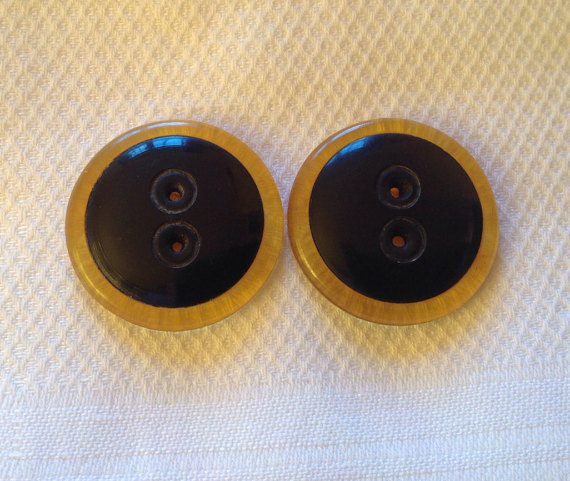 Vintage Buttons: Vintage Black and Apple Juice Bakelite buttons. Called apple juice because at one point the yellow was white and has gone yellow over time.