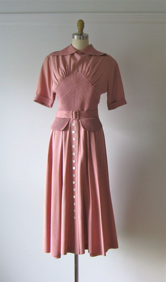 1940s Vintage Dress in peach colour. Stunning 1940s fashion.