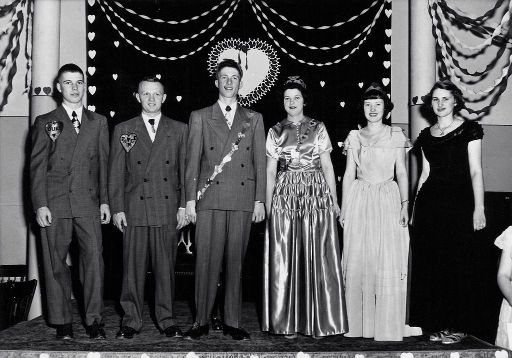 1950's Vintage Valentines Dance photo of the King & Queen of the dance and their group. 1950s fashions. 