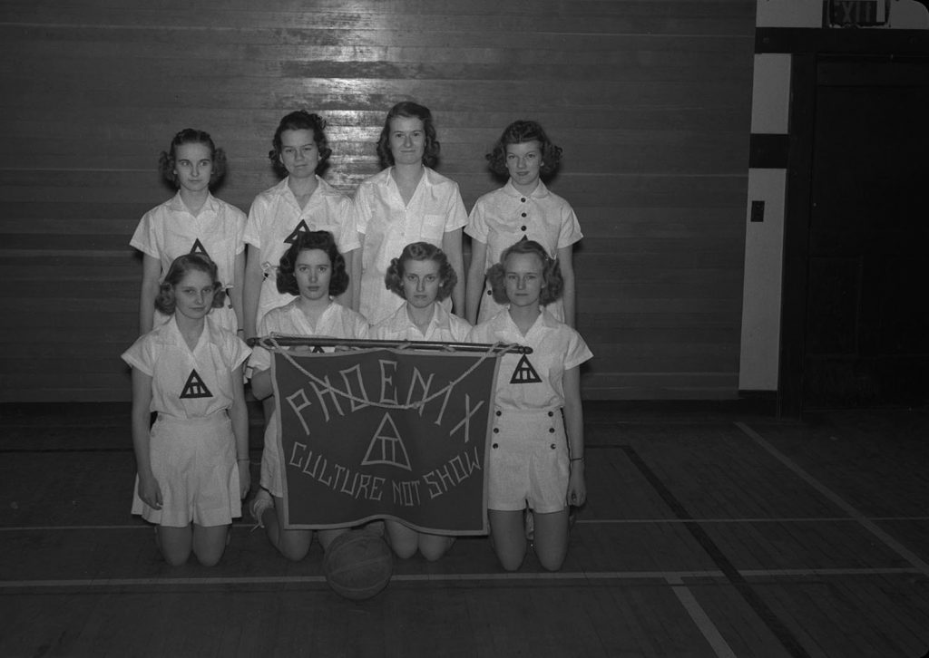 1940's photo of the university of wisconsin womens basketball club