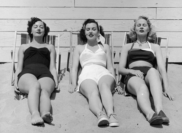 1950s-vintage-women-on-a-beach