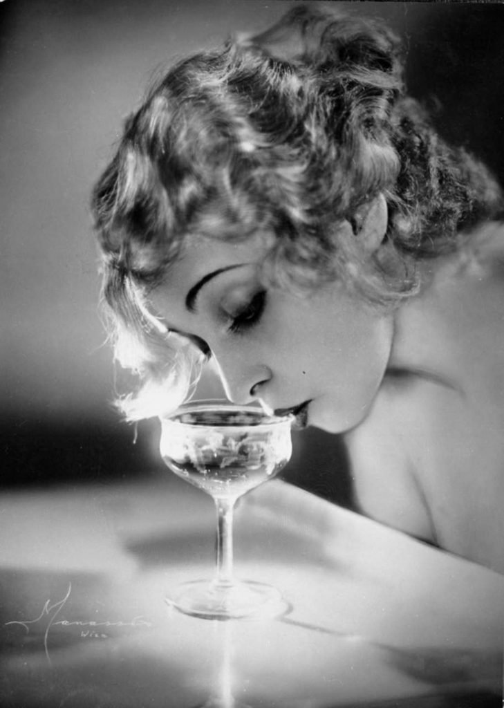 1920s drinking champagne image