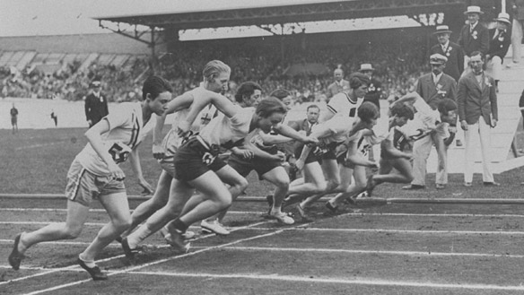 1920s vintage photo of the 1928 800 metre summer olympics womens race