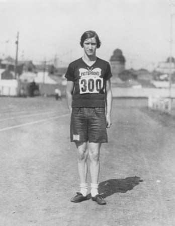 1920s vintage photo of Women's Olympic Track and Field running, Fanny “Bobbie” Rosenfeld 