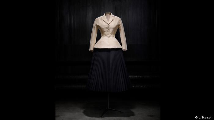 1940s Fashion: 1947 Dior New Look Outfit. 