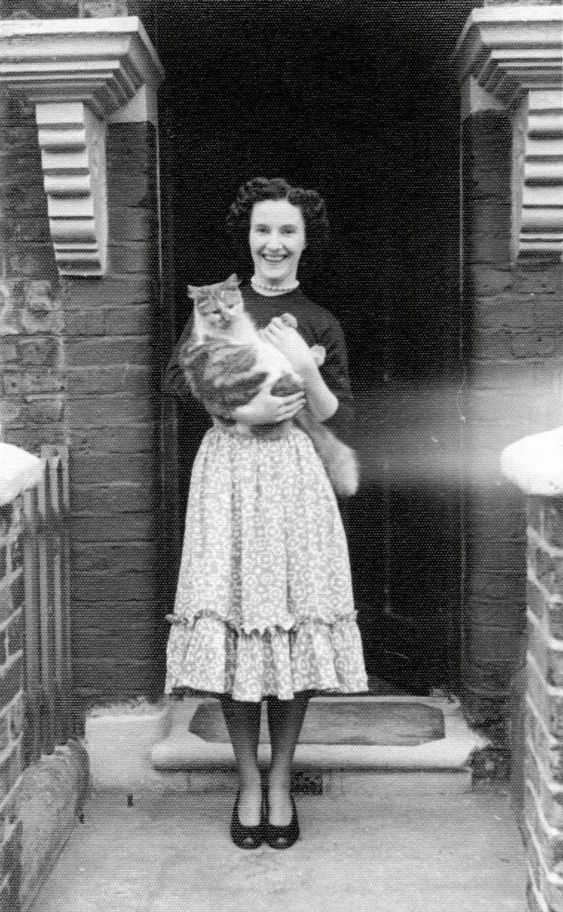 Lovely women from the 1940s and her Cat. Fantastic vintage photo