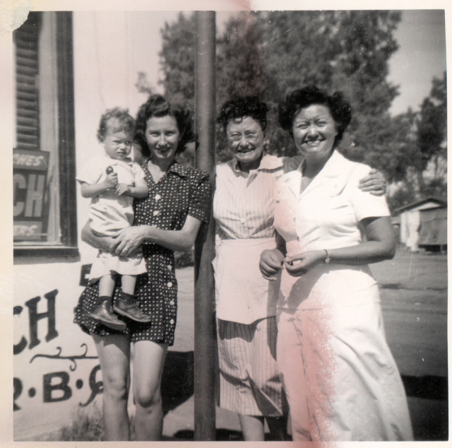 1940s vintage photo of 3 women and a little child 1940s fashion mothers da