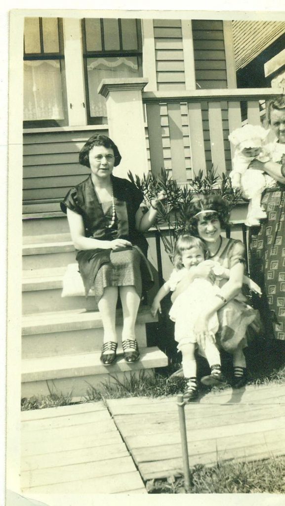 1920s vintage photo of women dressed as flappers 1920s photo