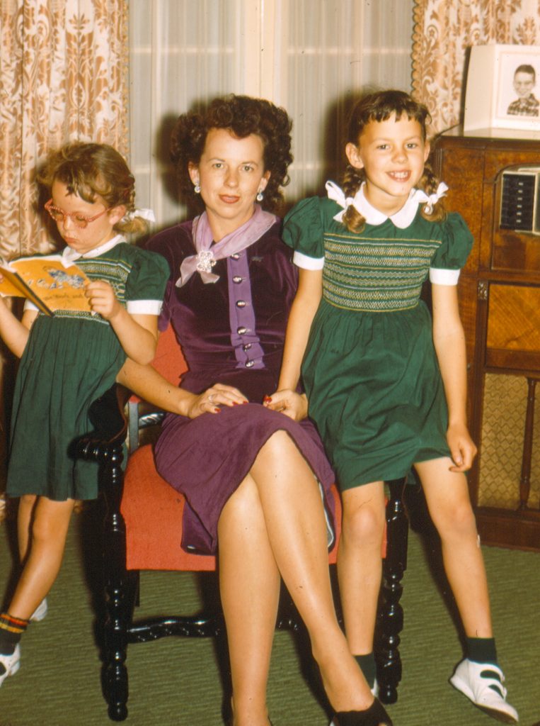 1950s photo of a mother with her two kids during thanksgiving 1950s fashions 