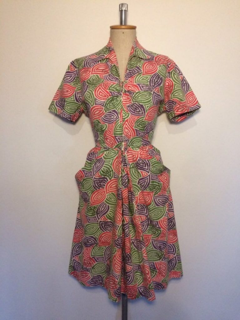 1950s Fashion: Vintage 1950s House Dress with Novelty Print 