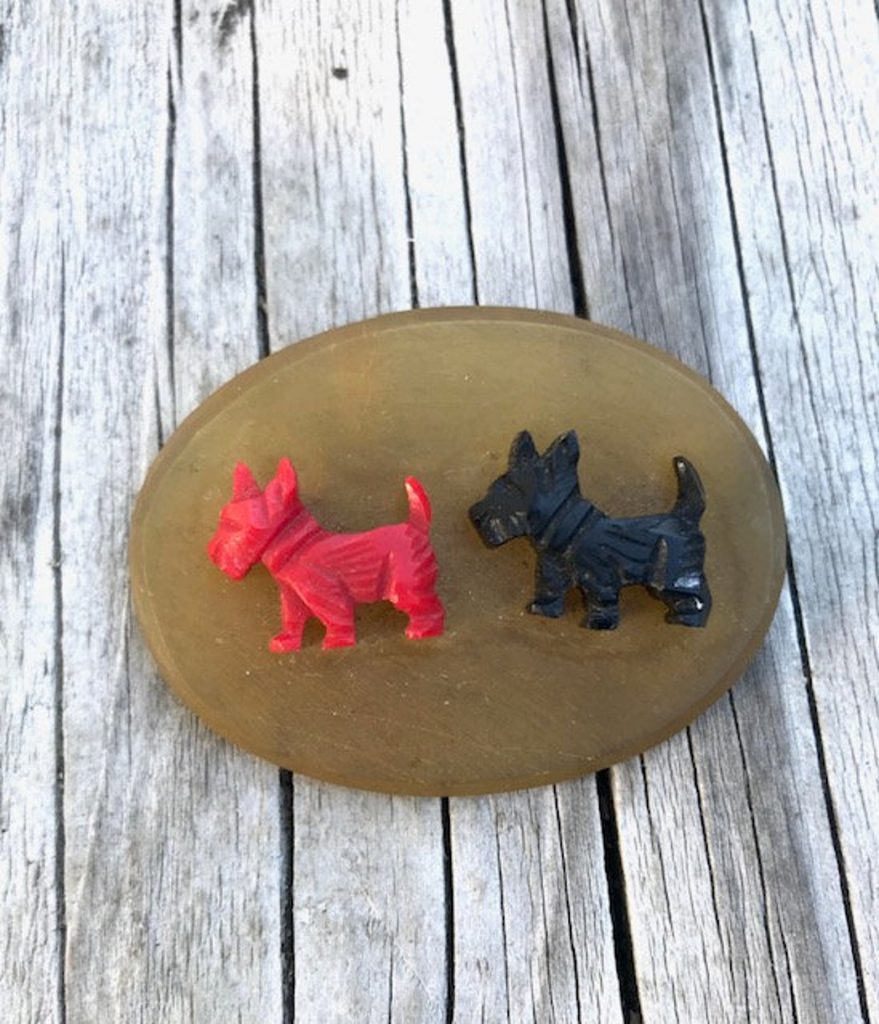 Vintage Jewelry: 1940s oval brooch with two Iconic Scottie dogs in black and red bakelite.