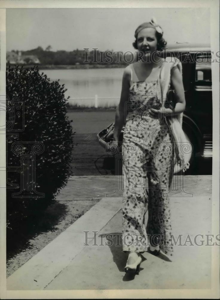 1930s Photo: 1932 Press Photo Mrs Orson D Munn at Southampton Long Island NY in 1930s beach pajamas