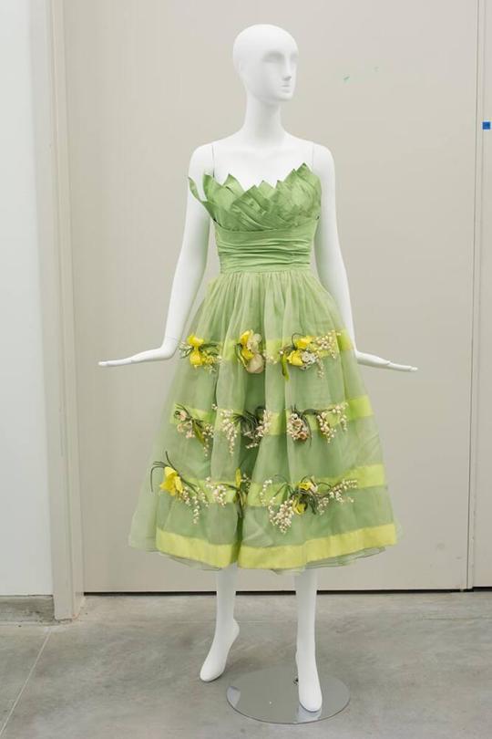 1950s Fashion: Carrie Munn 1950s Vintage Dress Green with Flowers. Spring Dress