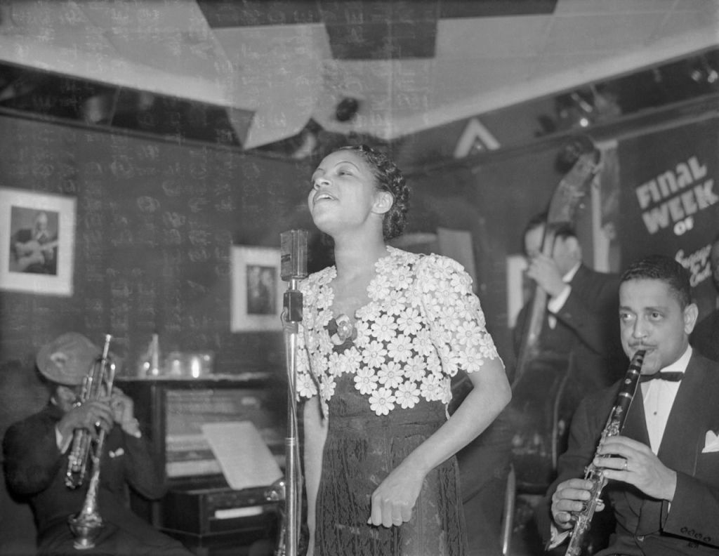 Maxine Sullivan at the Onyx Club – 1938: Trumpeter Charlie Shavers is hiding under the hat; John Kirby is on bass, and Buster Bailey on clarinet.)