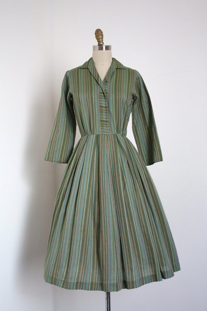 1950s Fashion: 1950s Vintage Dress: Vintage 1950s green shirtwaist dress