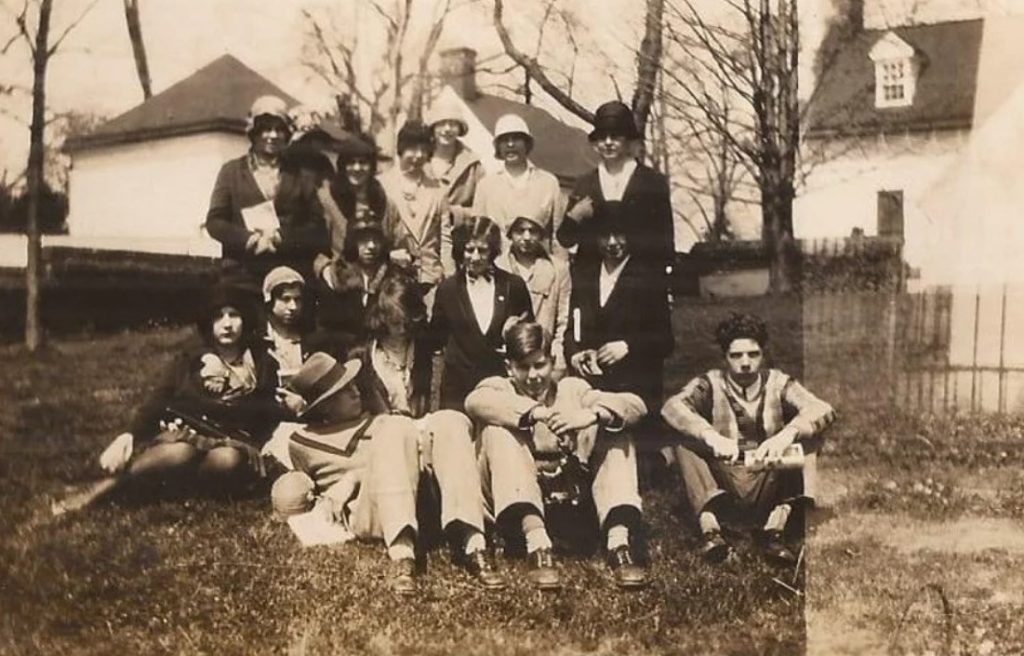 1920s vintage photo: Cincinnatus High School in New York, 1929, a fashionable group of seniors visits Mt. Vernon. This is a awesome photo of a group of seniors all in the 1920s fashions of the day. 