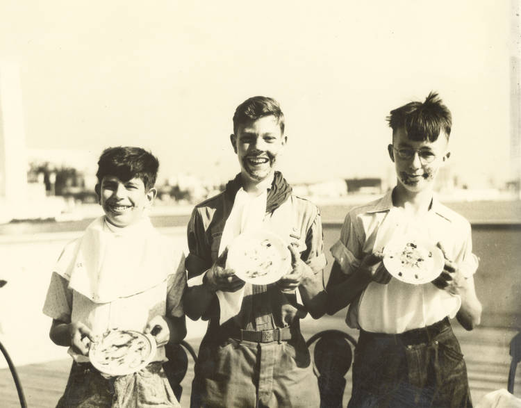 1930s vintage photof Dennis O' Shea, in glasses, pie-eating champion of the 1934 Chicago World's Fair along side the runnerup's