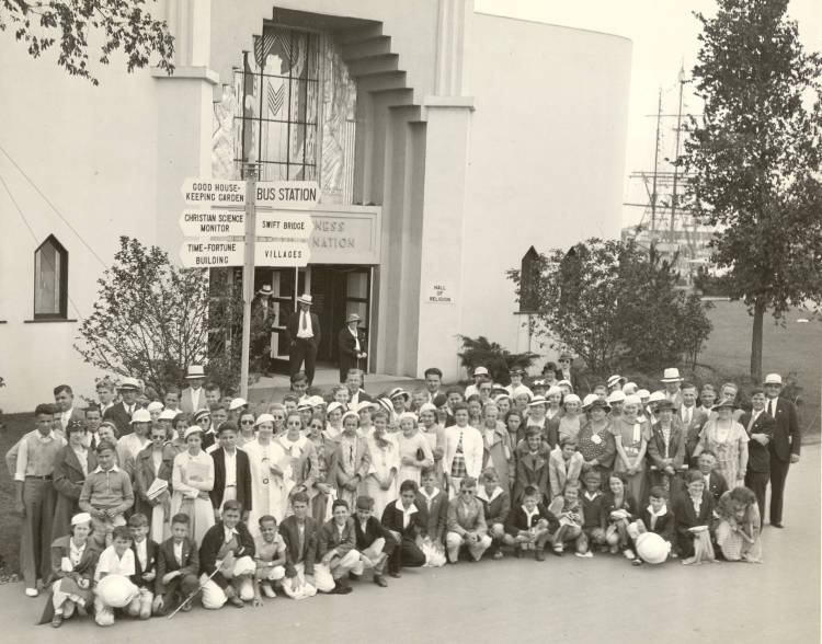 1930s vintage photo of a happy group of visitors after their first day at the new World's Fair from York and York County Pennsylvania at the Chicago World's Fair 1933 1934