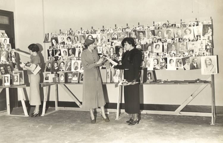 1930s vintage photo of women in 1930s fashions Search for the Most Irresistible Smile in America at the Chicago World's Fair 1933 1934