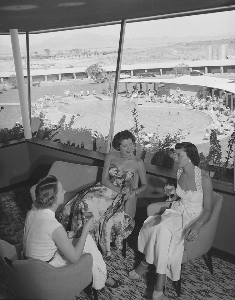 Desert Inn, 1950 – The Sky Room, at the top of a three story tower, the tallest structure on the Las Vegas Strip at the time. The woman on the right is Toni Clark, wife of DI president Wilbur Clark. photographed by J.R. Eyerman for LIFE Magazine. Stylish 1950s evening dresses and 1950s hairstyles. 