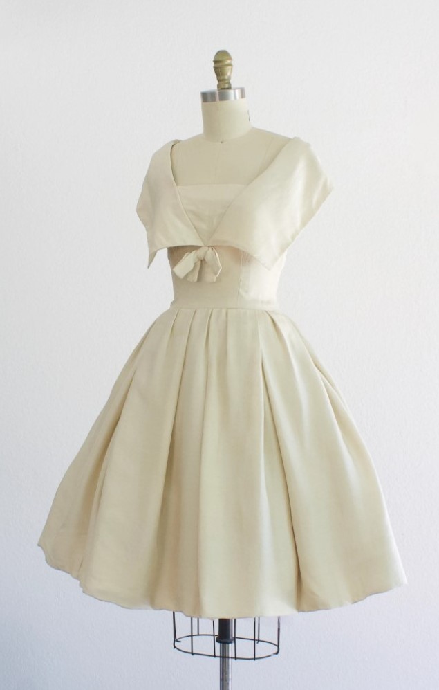 1950s Fashion: Spectacular creme colored soft silk 1950s cocktail dress by Suzy Perette. Perfect for a vintage wedding. 