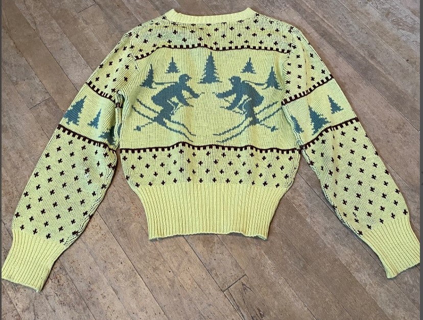 1950s Fashion: I don't think you can have a vintage look without a sweater with skiers on it? Fun 1950's vintage ski sweater.