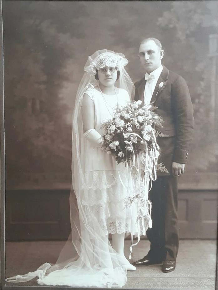1940s wedding group  Wedding gowns vintage, Wedding dresses vintage, Vintage  wedding party