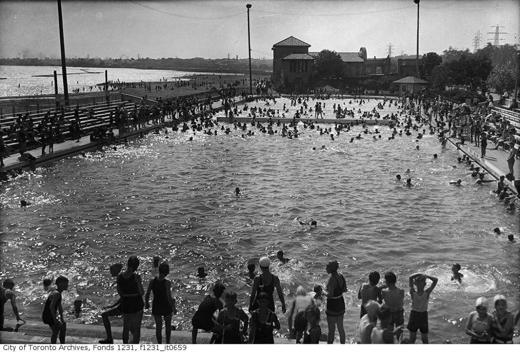 1920s vintage photo of the Sunnyside swimming tank in Toronto Canada in 1929 showing swimmers in and around the pool.