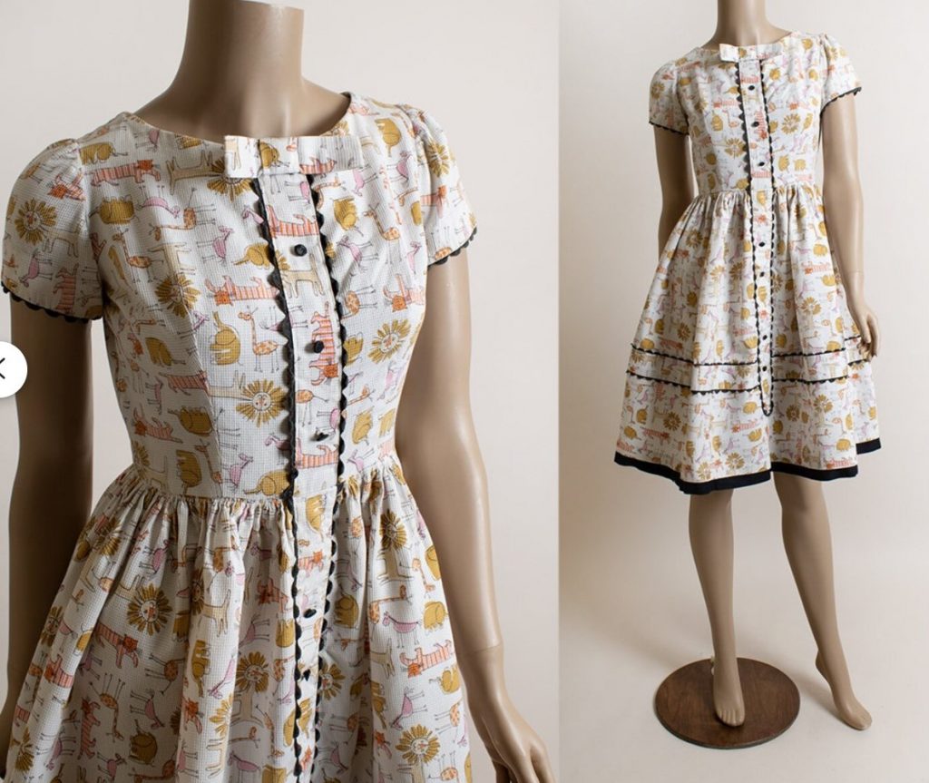 1950s Fashion: Adorable vintage 1950's zoo animal novelty print cotton day dress.