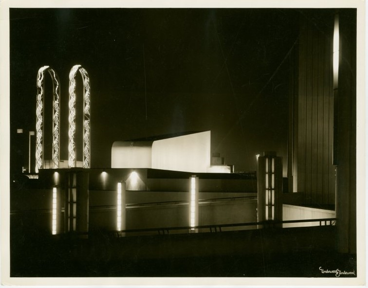 1930s vintage photo from the 1939/1940 New York City's Worlds Fair House of fashion building at Night. 