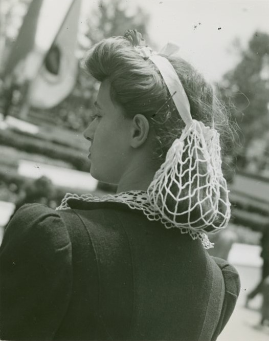 1940s vintage photo from the 1940 New Yorks World's Fair, World of Fashion exhibit showcasing women 1940 hairstyles including a crocheted snood to keep your hair tidy. Fantastic early 1940s vintage hairstyle inspiration.