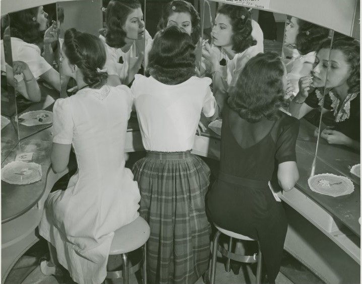 1940s vintage photo of models putting on makeup at the 1940 New York City World's Fair, World of Fashion exhibit. Fantastic 1940s Hairstyle inspiration! 