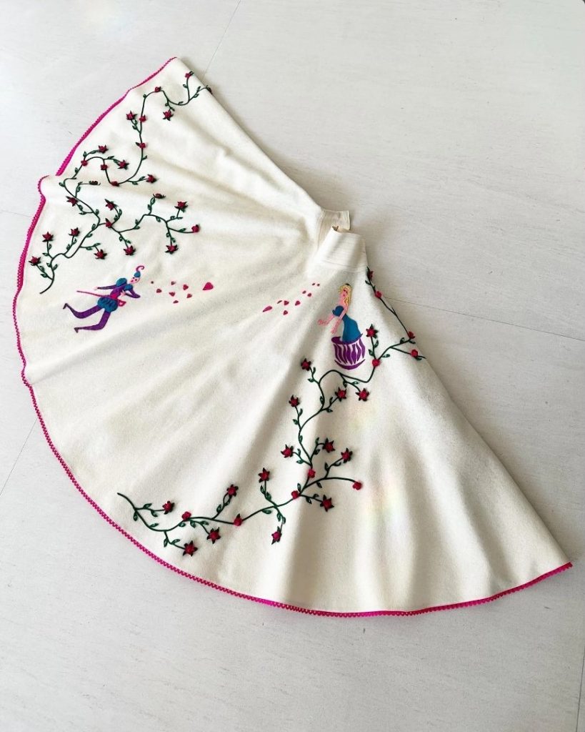 1950s Fashion: A 1950s Circle Skirt with appliques featuring a Romeo and Juliet design by Juli Lynn Charlot, the creator of the poodle skirt.