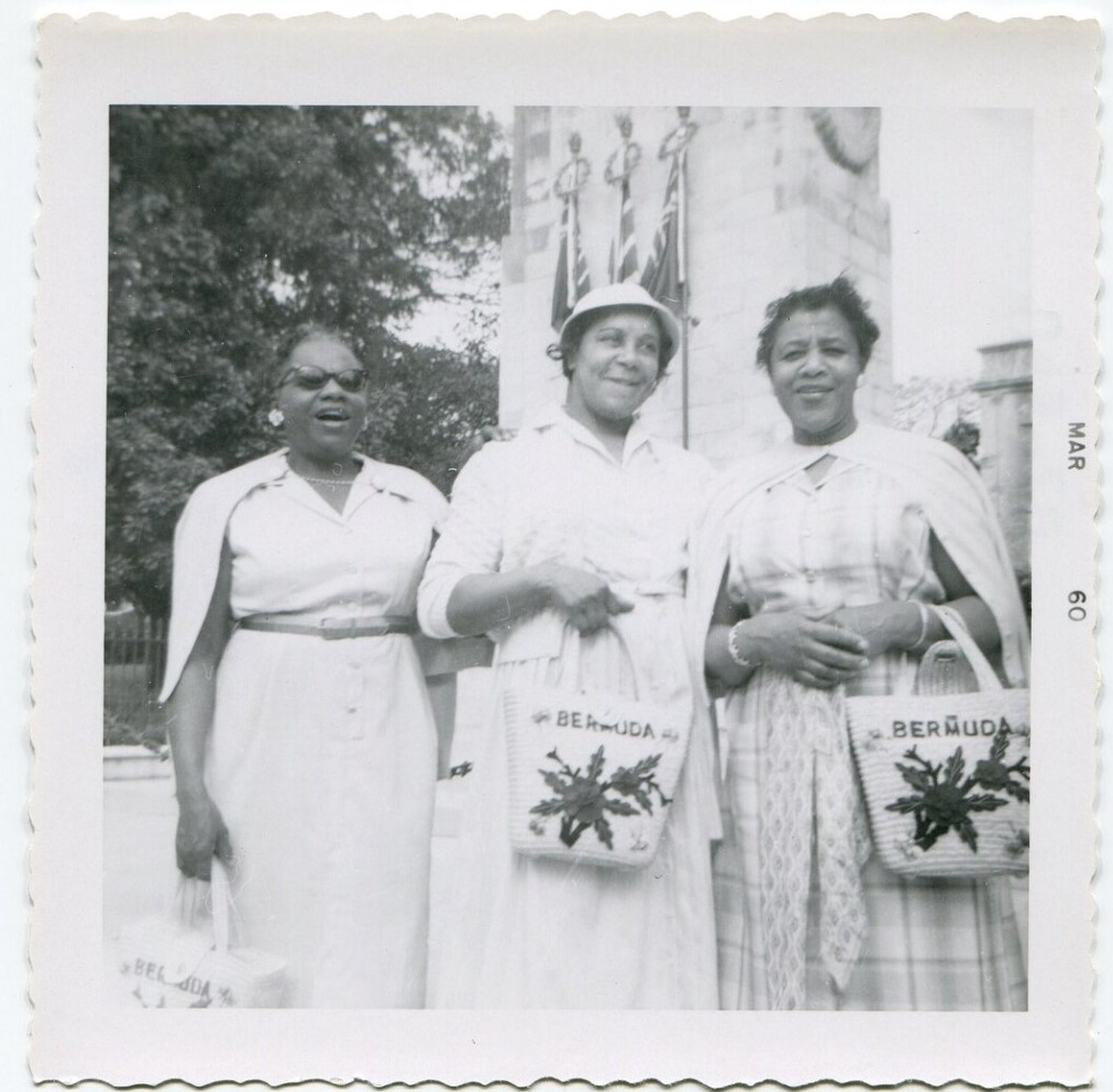 1960s vintage vacation photo of 3 stylish Black Women holding Bermuda souvenir straw purses