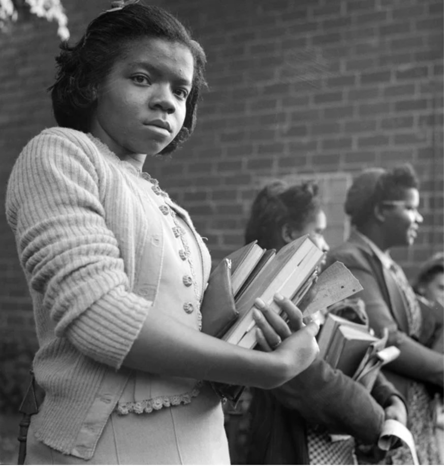 1940s vintage photo of a Bus Station, 1943. Black Schoolgirls waiting at a bus stop in a small town in Tennessee. Photograph By Esther Bubley, September 1943. 