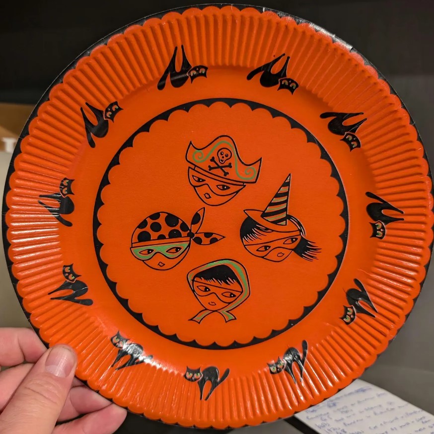 1950s Vintage Halloween party decor-1950s party plate with Halloween art of a Black cat and kids in Halloween costumes. 