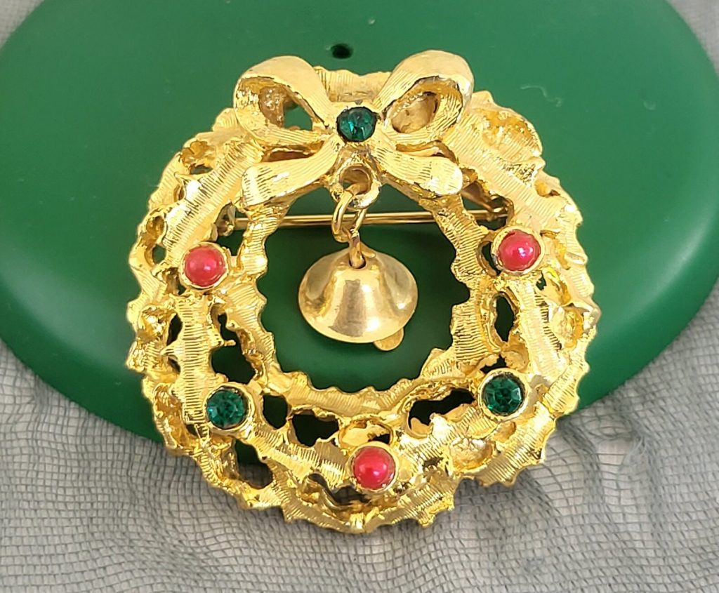 1950s Vintage Costume Jewelry: 1950s LJM (Laurentian Jewellery Manufacturing) gold tone Christmas wreath pin. Vintage Christmas Accessories. 