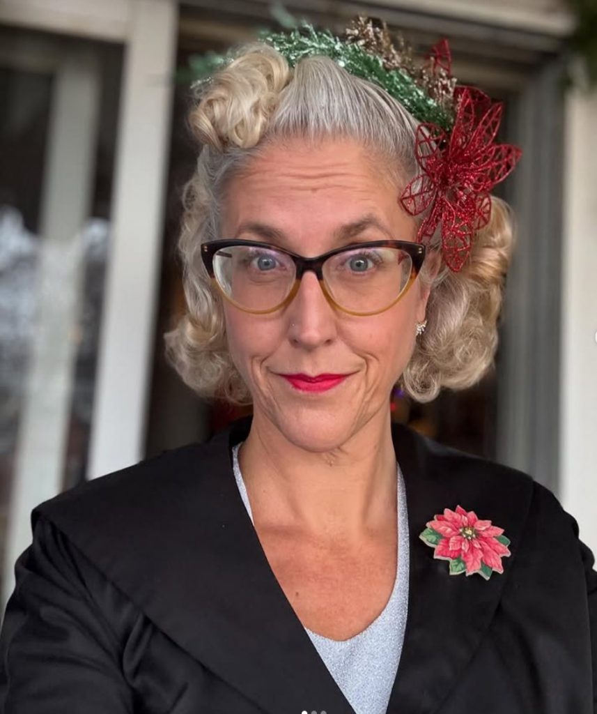 Vintage Christmas Fashion-Vintage Inn Blog wearing a vintage Christmas brooch and DIY Christmas Hair fascinators